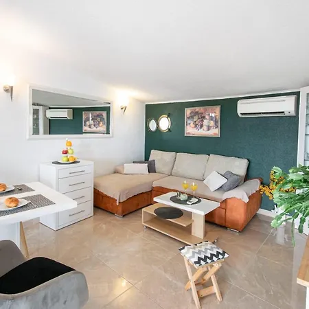 Holiday Nevera Makarska
