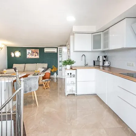 Holiday Nevera Makarska