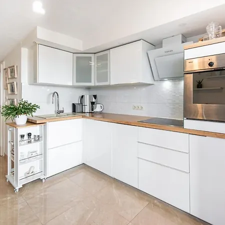 Holiday Nevera Makarska